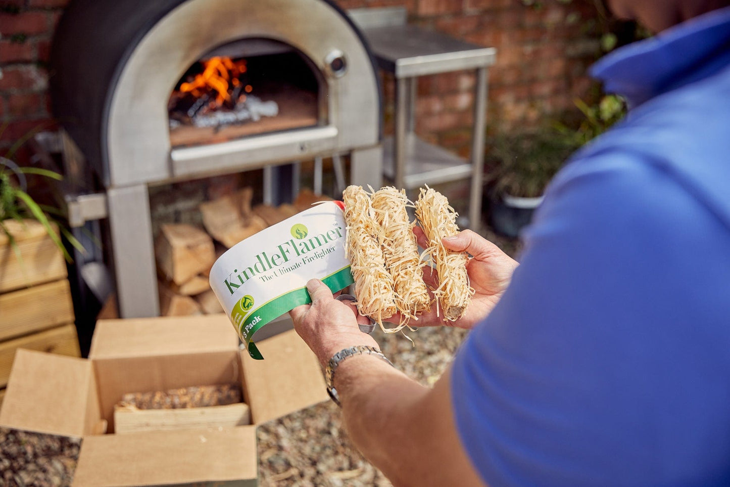 kindleflamer by a pizza oven